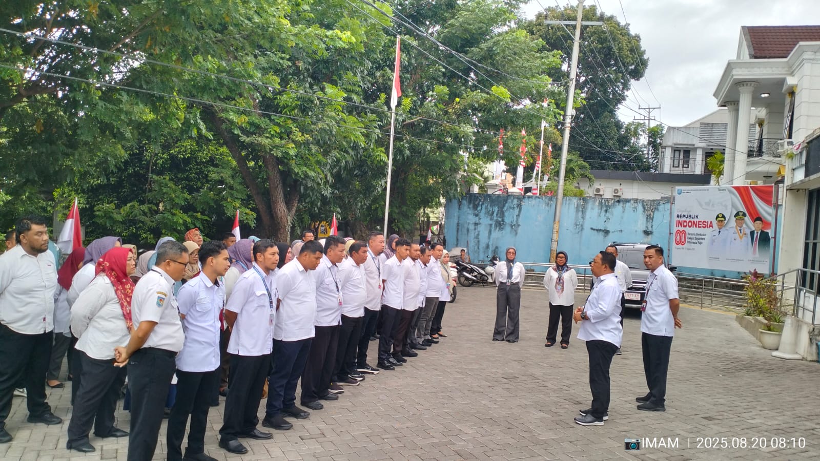Sekretaris Daerah Kota Ternate Mengambil Apel Pagi Di Dinas Kependudukan Dan Pencatatan Sipil Kota Ternate